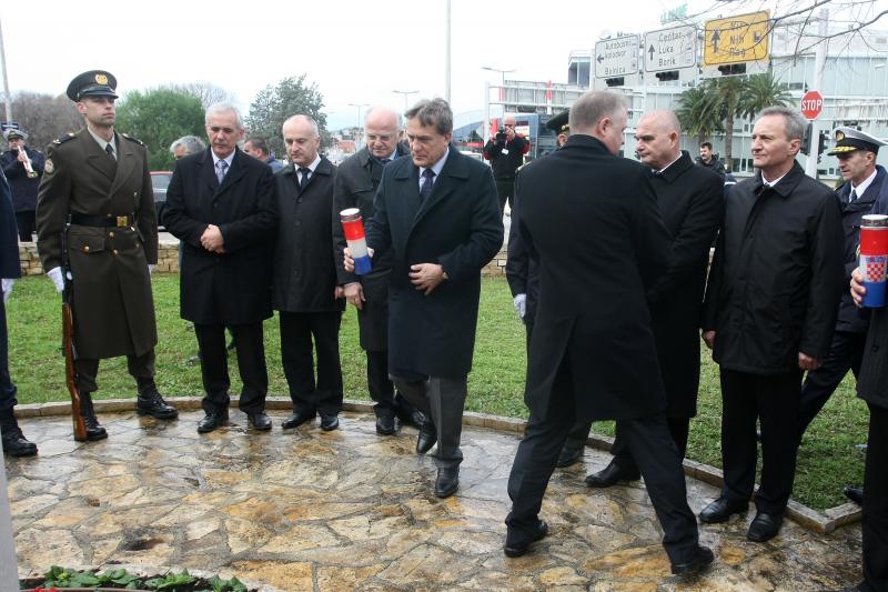 21.01.2014., Zadar – Predsjednik Hrvatskog sabora Josip Leko i ministar branitelja Predrag Matic polozili su vijence u sklopu 21. obljetnice vojno-redarstvene operacije Maslenica ’93. Photo: Dino Stanin/PIXSELL 21.01.2014., Zadar – Predsjednik Hrvatskog sabora Josip Leko i ministar branitelja Predrag Matic polozili su vijence u sklopu 21. obljetnice vojno-redarstvene operacije Maslenica ’93. Photo: Dino Stanin/PIXSELL