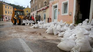 Obrovac: Poplava se polako povlači, stanovnici spašavaju stvari iz domova