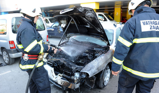 Zadar, 020810. Jutros oko 8.30 u Konzumovoj garazi na bulevaru nedaleko od kolodvora zapalio se automobil Alfa Romeo varazdinskih registarskih oznaka. Foto: Andrija Lucic / CROPIX