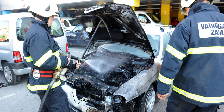 Zadar, 020810. Jutros oko 8.30 u Konzumovoj garazi na bulevaru nedaleko od kolodvora zapalio se automobil Alfa Romeo varazdinskih registarskih oznaka. Foto: Andrija Lucic / CROPIX Zadar, 020810. Jutros oko 8.30 u Konzumovoj garazi na bulevaru nedaleko od kolodvora zapalio se automobil Alfa Romeo varazdinskih registarskih oznaka. Foto: Andrija Lucic / CROPIX