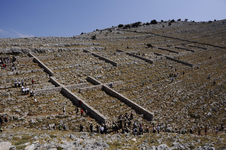 Kornat, 300811.
Obiljezavanje 4. obljetnice kornatske tragedije, u kojoj je, gaseci pozar na Kornatu 30. kolovoza 2007. godine, smrtno stradalo 12 vatrogasaca. Obitelji poginulih vatrogasaca, njihovi prijatelji te visoko izaslanstvo na otoku Kornat, u uv Kornat, 300811.
Obiljezavanje 4. obljetnice kornatske tragedije, u kojoj je, gaseci pozar na Kornatu 30. kolovoza 2007. godine, smrtno stradalo 12 vatrogasaca. Obitelji poginulih vatrogasaca, njihovi prijatelji te visoko izaslanstvo na otoku Kornat, u uv