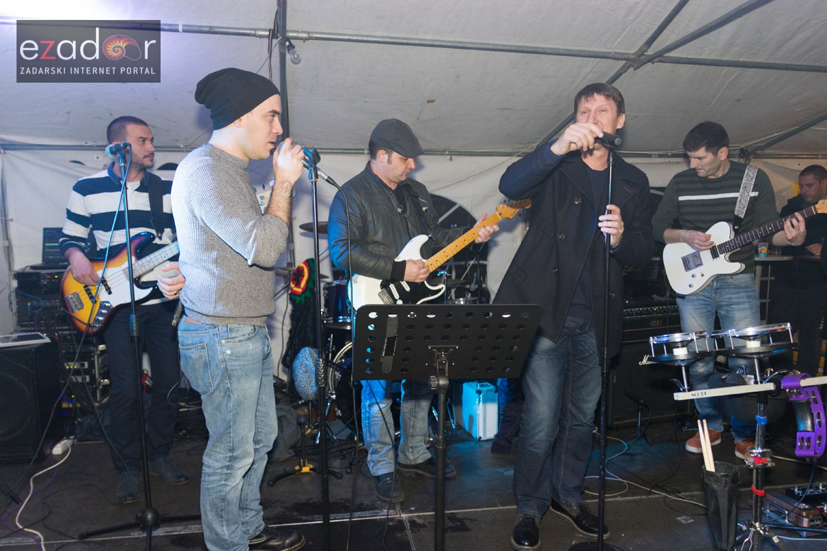 Humanitarni koncert “ZaDar Anđeli” održan je pod šatorom u u dvorištu Gimnazije Jurja Barakovića u Perivoju Vladimira Nazora