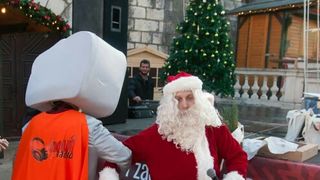 Božićnica na Novom: Radiolino, Djed božićnjak i ekipa Novog radija darivala sugrađane. Foto: Jurica Gašpar