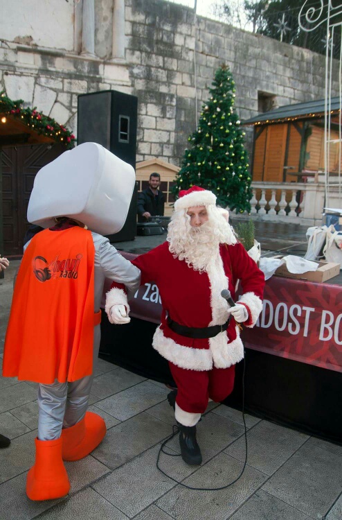 Božićnica na Novom: Radiolino, Djed božićnjak i ekipa Novog radija darivala sugrađane. Foto: Jurica Gašpar