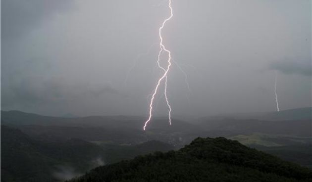Udar groma, munja. Foto: Hina