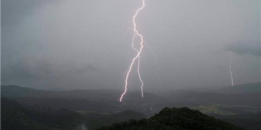 Udar groma, munja. Foto: Hina Udar groma, munja. Foto: Hina