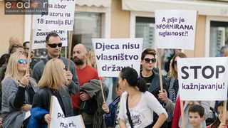 Prosvjedni skup roditelja protiv politike obaveznog cijepljenja Prosvjedni skup roditelja protiv politike obaveznog cijepljenja