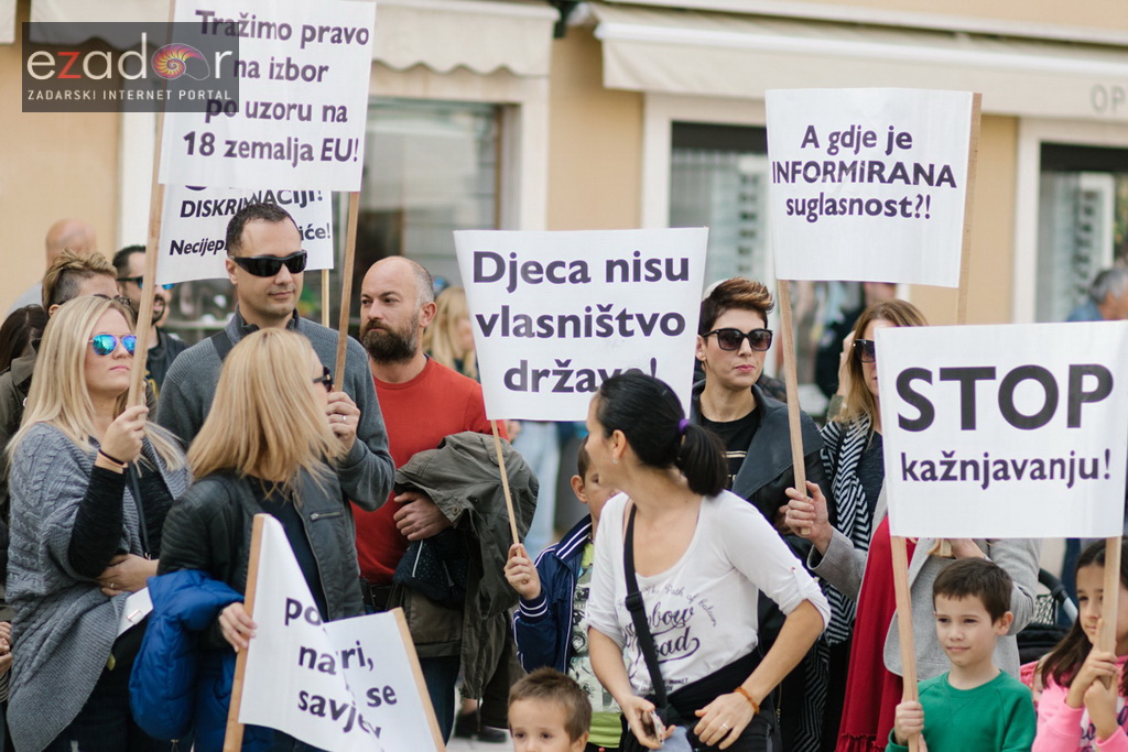 Prosvjedni skup roditelja protiv politike obaveznog cijepljenja Prosvjedni skup roditelja protiv politike obaveznog cijepljenja