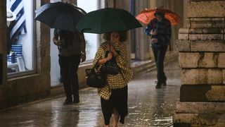 Kiša je potopila ulice grada. Jesen je stigla u svom svojem sjaju