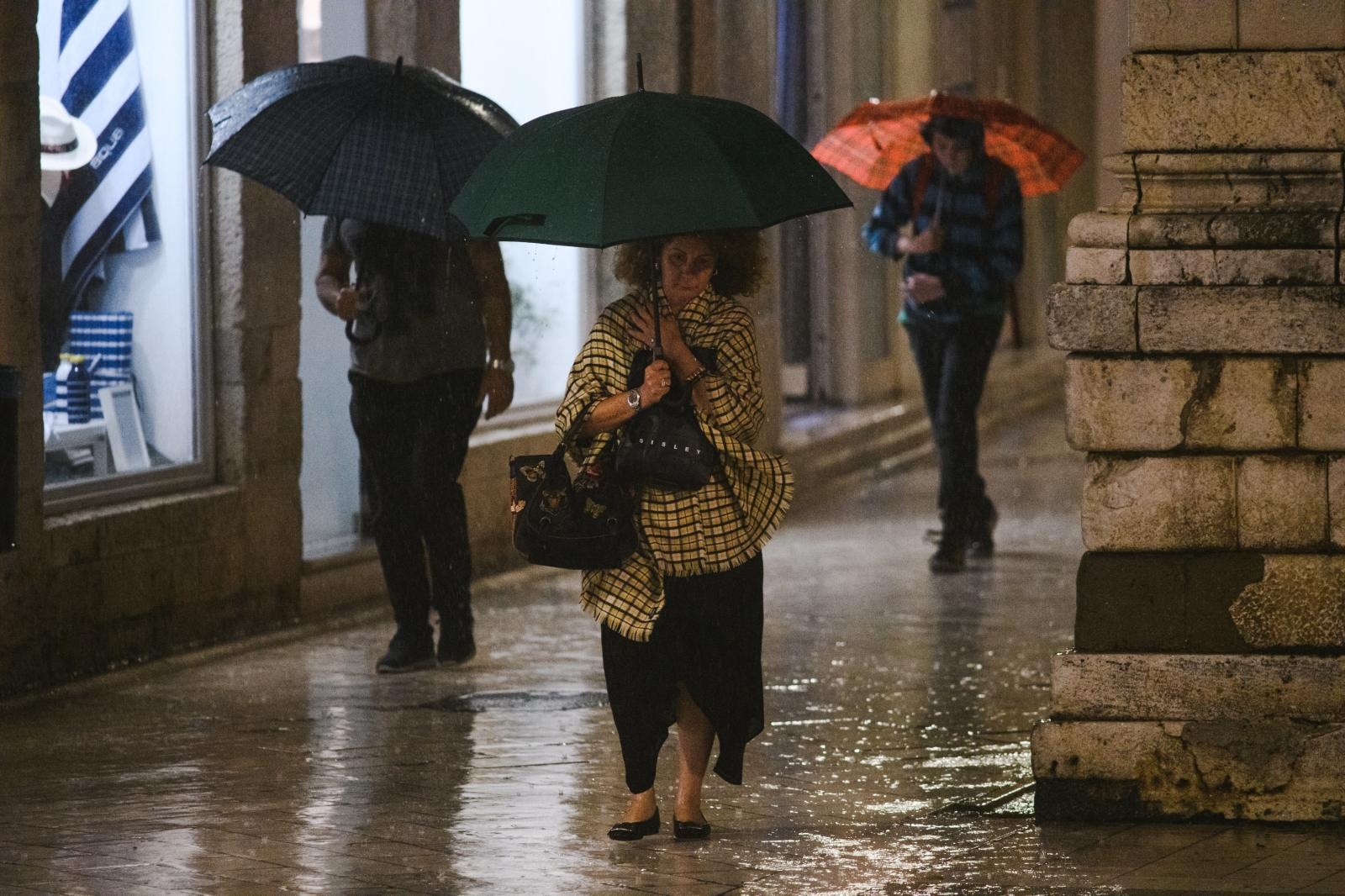 Kiša je potopila ulice grada. Jesen je stigla u svom svojem sjaju