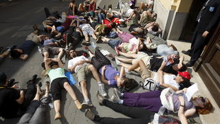 Zagreb, 130710.
Cirilometodska ulica.
Ispred gradske skupstine.
Udruge Zelena akcija i Pravo na grad organiziraju nastavak prosvjeda gradjana zbog gradnje ulazno-izlazne rampe u Varsavskoj za garazu Hoto grupe Tomislava Horvatincica.
Na slici: Prosvjednic Zagreb, 130710.
Cirilometodska ulica.
Ispred gradske skupstine.
Udruge Zelena akcija i Pravo na grad organiziraju nastavak prosvjeda gradjana zbog gradnje ulazno-izlazne rampe u Varsavskoj za garazu Hoto grupe Tomislava Horvatincica.
Na slici: Prosvjednic