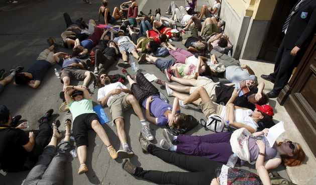 Zagreb, 130710.
Cirilometodska ulica.
Ispred gradske skupstine.
Udruge Zelena akcija i Pravo na grad organiziraju nastavak prosvjeda gradjana zbog gradnje ulazno-izlazne rampe u Varsavskoj za garazu Hoto grupe Tomislava Horvatincica.
Na slici: Prosvjednic