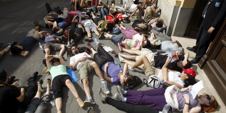 Zagreb, 130710.
Cirilometodska ulica.
Ispred gradske skupstine.
Udruge Zelena akcija i Pravo na grad organiziraju nastavak prosvjeda gradjana zbog gradnje ulazno-izlazne rampe u Varsavskoj za garazu Hoto grupe Tomislava Horvatincica.
Na slici: Prosvjednic