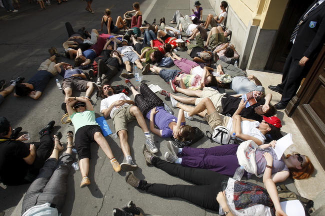 Zagreb, 130710.
Cirilometodska ulica.
Ispred gradske skupstine.
Udruge Zelena akcija i Pravo na grad organiziraju nastavak prosvjeda gradjana zbog gradnje ulazno-izlazne rampe u Varsavskoj za garazu Hoto grupe Tomislava Horvatincica.
Na slici: Prosvjednic Zagreb, 130710.
Cirilometodska ulica.
Ispred gradske skupstine.
Udruge Zelena akcija i Pravo na grad organiziraju nastavak prosvjeda gradjana zbog gradnje ulazno-izlazne rampe u Varsavskoj za garazu Hoto grupe Tomislava Horvatincica.
Na slici: Prosvjednic