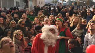 Spektakularno spuštanje Djeda Božićnjaka na Kalelargu Spektakularno spuštanje Djeda Božićnjaka na Kalelargu