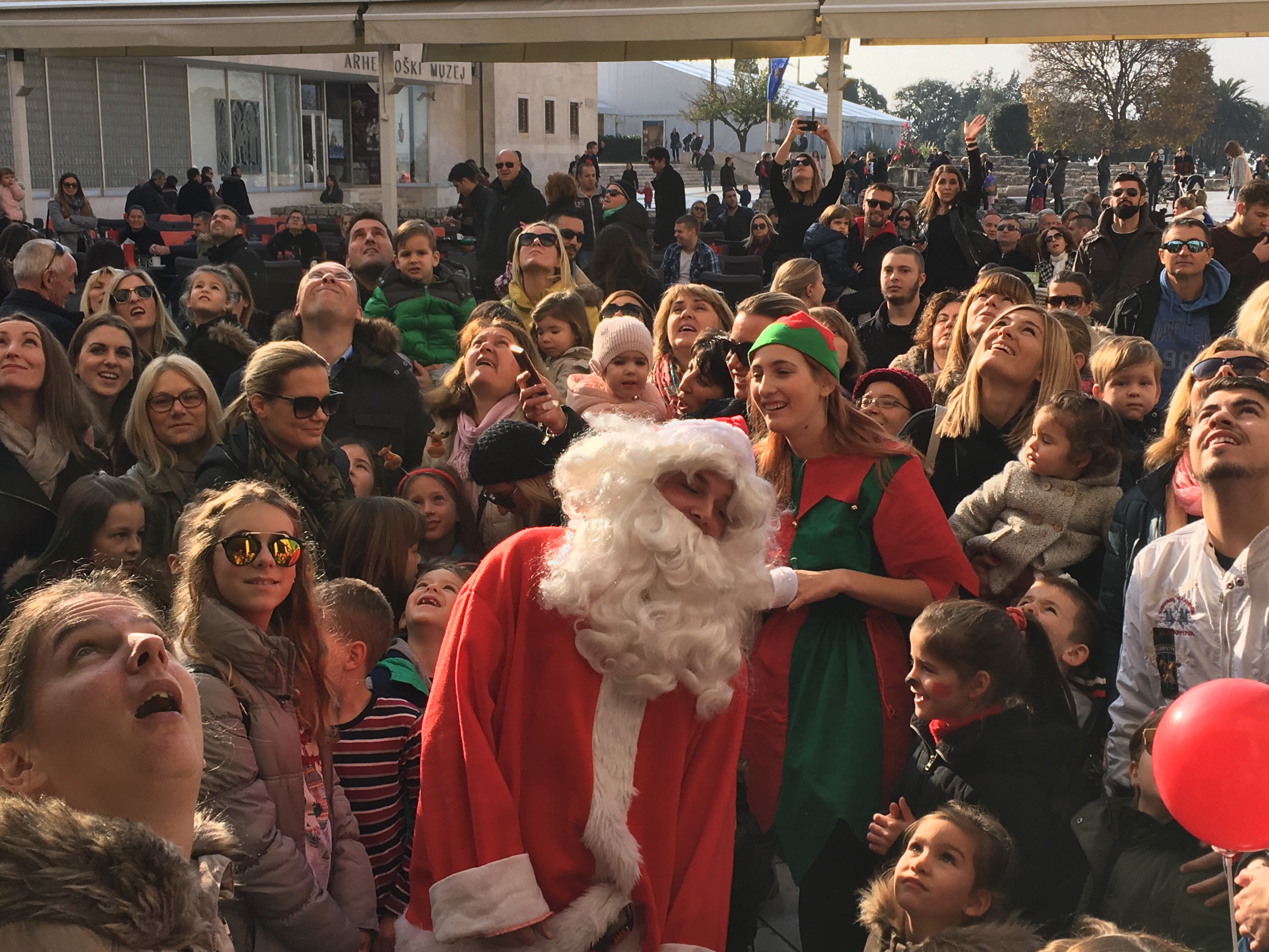 Spektakularno spuštanje Djeda Božićnjaka na Kalelargu Spektakularno spuštanje Djeda Božićnjaka na Kalelargu