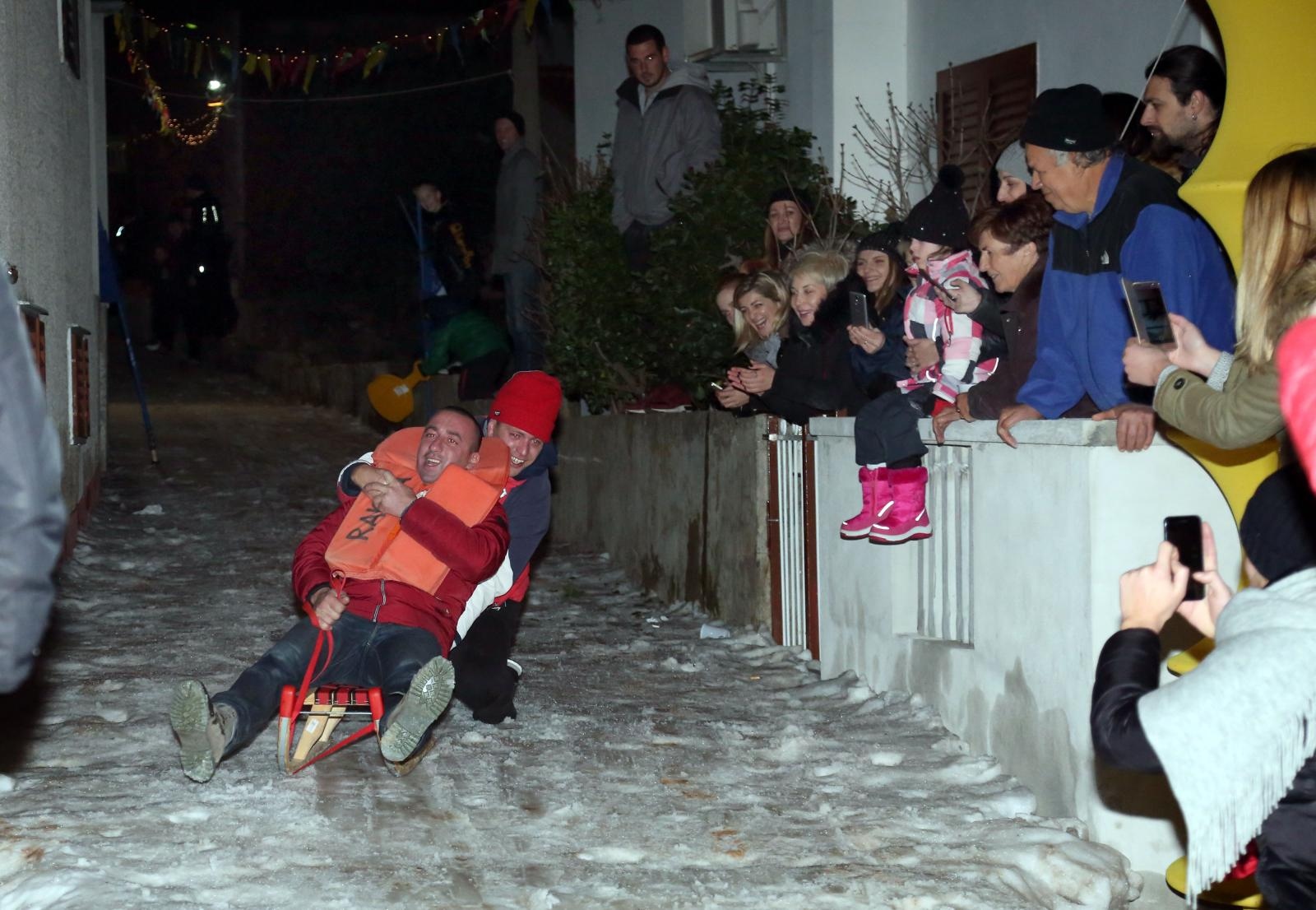 Svjetska atrakcija u Velom Ižu: Održana “Iška kraljica”- prva povijesna skijaška utrka na hrvatskim školjima Svjetska atrakcija u Velom Ižu: Održana “Iška kraljica”- prva povijesna skijaška utrka na hrvatskim školjima