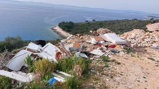 Na Pašmanu ponovno ilegalni otpad, iz Općine traže pomoć u pronalasku počinitelja Na Pašmanu ponovno ilegalni otpad, iz Općine traže pomoć u pronalasku počinitelja