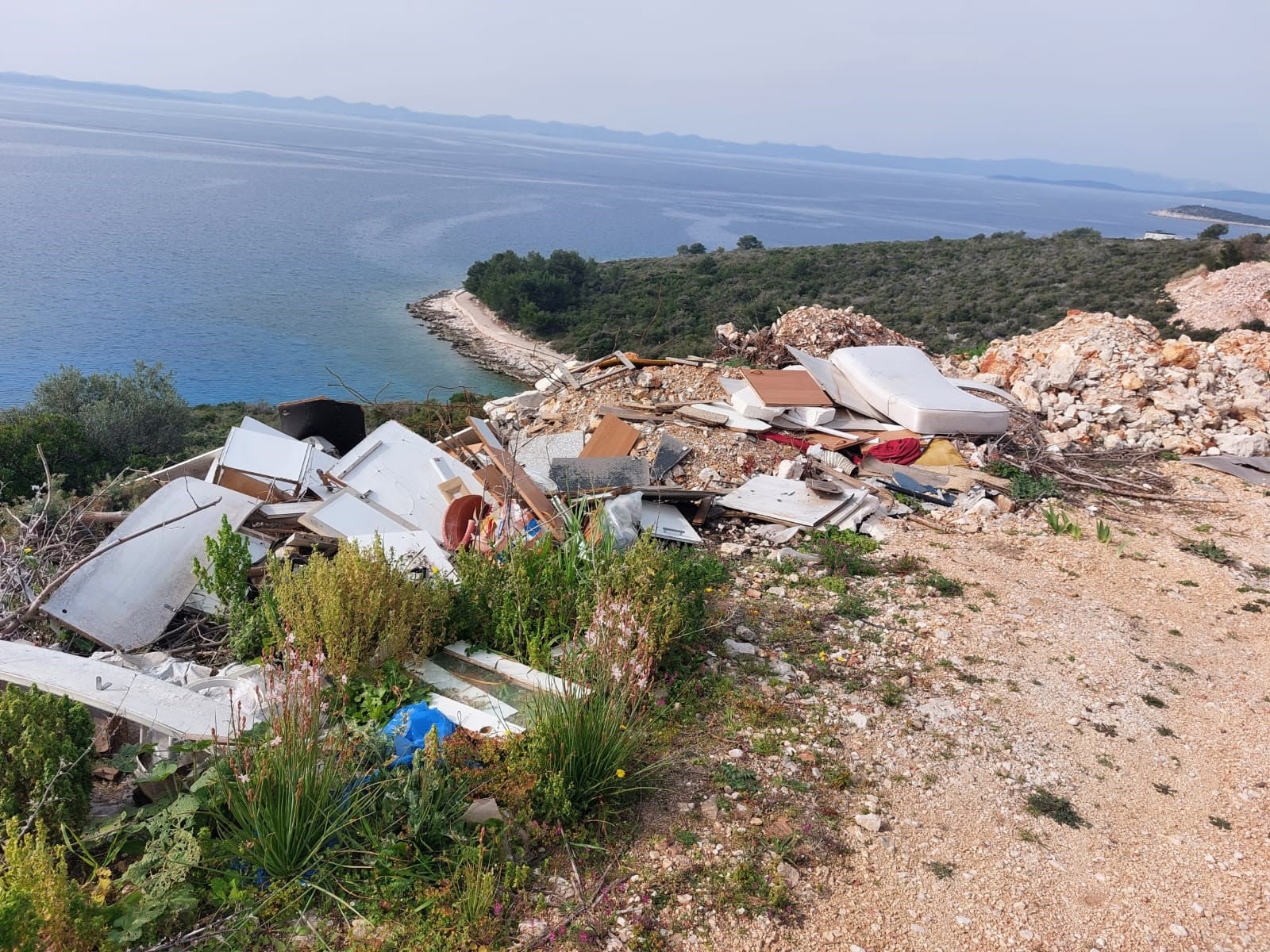 Na Pašmanu ponovno ilegalni otpad, iz Općine traže pomoć u pronalasku počinitelja Na Pašmanu ponovno ilegalni otpad, iz Općine traže pomoć u pronalasku počinitelja