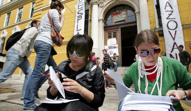 Rijeka, 270409.

Nastavljaju se prosvjedi studenata na Filozofskom fakultetu  u Rijeci. Predavanja se ne odrzavaju. Studenti se zadrzavaju oko zgrade i dogovaraju se oko buducih aktivnosti vezanih za prosvjede.

Foto: Zeljko Sop / CROPIX
