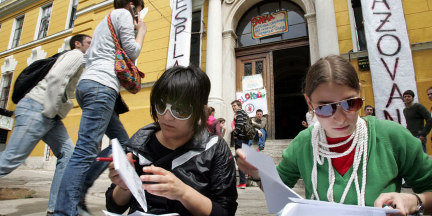 Rijeka, 270409.
Nastavljaju se prosvjedi studenata na Filozofskom fakultetu u Rijeci. Predavanja se ne odrzavaju. Studenti se zadrzavaju oko zgrade i dogovaraju se oko buducih aktivnosti vezanih za prosvjede.
Foto: Zeljko Sop / CROPIX Rijeka, 270409.
Nastavljaju se prosvjedi studenata na Filozofskom fakultetu u Rijeci. Predavanja se ne odrzavaju. Studenti se zadrzavaju oko zgrade i dogovaraju se oko buducih aktivnosti vezanih za prosvjede.
Foto: Zeljko Sop / CROPIX