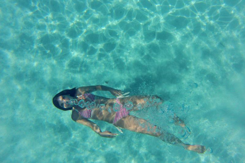 25.07.2013., Dugi otok, Sakarun – Uzduz i poprijeko Dugog otoka u zadarskom arhipelagu u ljetnim danima prepuno je turista, a najomiljenija plaza zasigurno je Sakarun, koja sa nalazi u uvali pokraj mjesta Veli Rat. Pjeskovita plaza sa tirkizno cistim mo