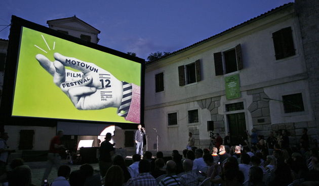 Motovun, 260710.
12. Motovun film festival. 
Festival se odrzava se od 26. do 30. srpnja. 
Tema ovogodisnjeg festivala je korupcija pa je svaki posjetitelj prilikom otvorenja na stolici dobio jednu plavu kovertu, praznu naravno. 
Foto: Nina Djurdjevic / C