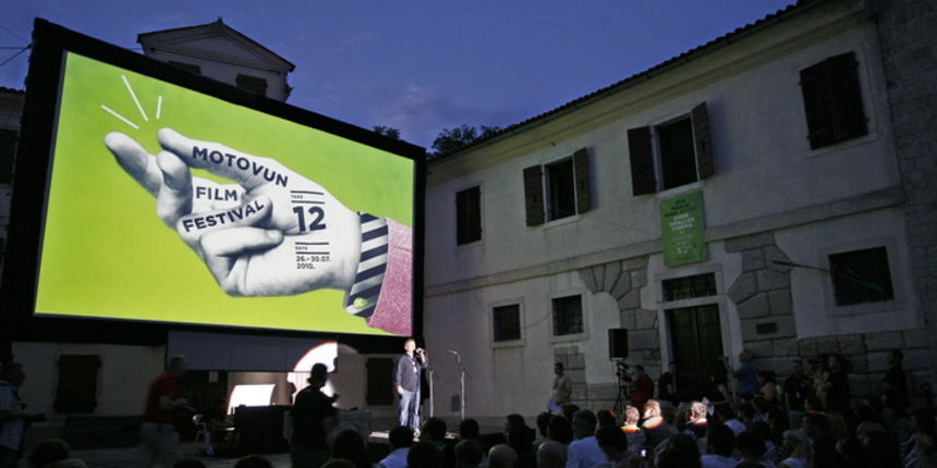 Motovun, 260710.
12. Motovun film festival.
Festival se odrzava se od 26. do 30. srpnja.
Tema ovogodisnjeg festivala je korupcija pa je svaki posjetitelj prilikom otvorenja na stolici dobio jednu plavu kovertu, praznu naravno.
Foto: Nina Djurdjevic / C Motovun, 260710.
12. Motovun film festival.
Festival se odrzava se od 26. do 30. srpnja.
Tema ovogodisnjeg festivala je korupcija pa je svaki posjetitelj prilikom otvorenja na stolici dobio jednu plavu kovertu, praznu naravno.
Foto: Nina Djurdjevic / C