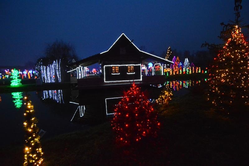 Božićna priča obitelji Salaj s rekordnih 1,88 milijuna lampica. Foto: Damir Špehar/PIXSELL