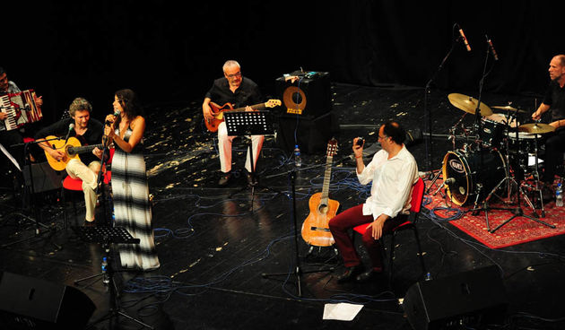 Zadar, .24.07.2012. snimio: Nenad Marčev 
Brasil acoustic 
Magda Mendes – vokal 
Marcelo Godoy – vokal  & akustična gitara 
Nelson Latif – cavaquinho & akustična gitara 
Gosti: 
Renato Švorinić, bas, 
Jadran Dučić Čićo, bubnjevi 
Nebojša, ha