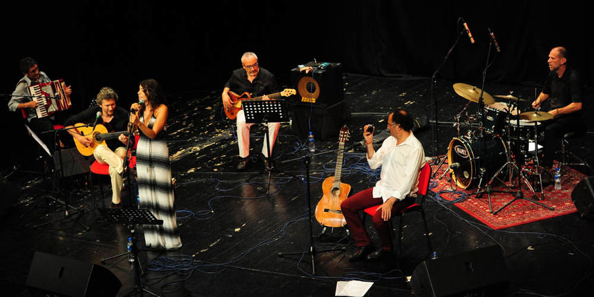 Zadar, .24.07.2012. snimio: Nenad Marčev 
Brasil acoustic 
Magda Mendes – vokal 
Marcelo Godoy – vokal  & akustična gitara 
Nelson Latif – cavaquinho & akustična gitara 
Gosti: 
Renato Švorinić, bas, 
Jadran Dučić Čićo, bubnjevi 
Nebojša, ha