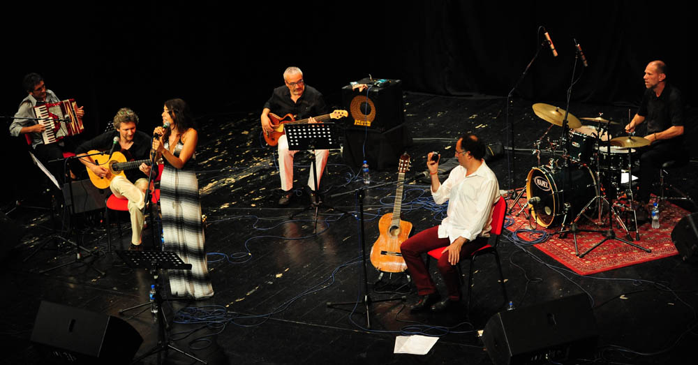 Zadar, .24.07.2012. snimio: Nenad Marčev
Brasil acoustic
Magda Mendes – vokal
Marcelo Godoy – vokal & akustična gitara
Nelson Latif – cavaquinho & akustična gitara
Gosti:
Renato Švorinić, bas,
Jadran Dučić Čićo, bubnjevi
Nebojša, ha Zadar, .24.07.2012. snimio: Nenad Marčev
Brasil acoustic
Magda Mendes – vokal
Marcelo Godoy – vokal & akustična gitara
Nelson Latif – cavaquinho & akustična gitara
Gosti:
Renato Švorinić, bas,
Jadran Dučić Čićo, bubnjevi
Nebojša, ha