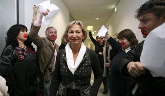 Hloverka Novak Srzić i novinari prosvjednici (foto: Sasa Midzor Sucic / CROPIX)