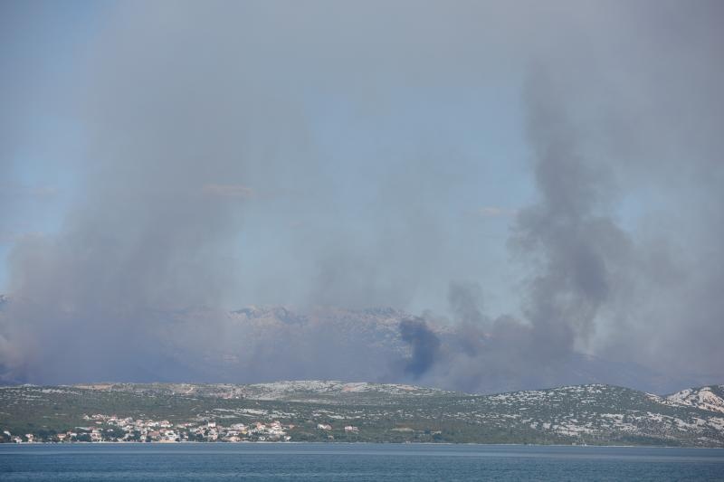 Jaka bura otežava gašenje požara kod Obrovca