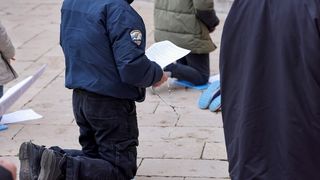 Muška molitva ispred katedrale Sv. Stošije