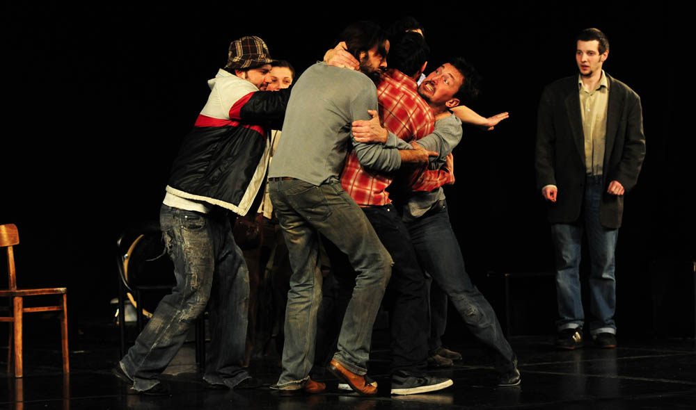 Zadar, 21.01.2013. snimio: Nenad Marčev
TEATAR EXIT, Zagreb
Saša Anočić
KAUBOJI
redatelj: Saša Anočić
igraju: Živko Anočić, Matija Antolić,
Hrvoje Barišić, Krunoslav Klabučar,
Rakan Rushaidat, Radovan Ruždjak i Ivana Rushaidat
izvan pre Zadar, 21.01.2013. snimio: Nenad Marčev
TEATAR EXIT, Zagreb
Saša Anočić
KAUBOJI
redatelj: Saša Anočić
igraju: Živko Anočić, Matija Antolić,
Hrvoje Barišić, Krunoslav Klabučar,
Rakan Rushaidat, Radovan Ruždjak i Ivana Rushaidat
izvan pre