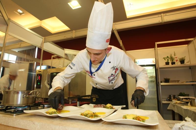 Umag – Hotel Sol Garden Istra u Katoru. Dani hrvatskog kulinarstva i ove godine okupljaju najbolje kuhare, slasticare i ucenike srednjih strukovnih ckola koji se natjecu za medalje i titule drzavnih prvaka. Clanovi zirija. Photo: Dusko Marusic/PIXSELL Umag – Hotel Sol Garden Istra u Katoru. Dani hrvatskog kulinarstva i ove godine okupljaju najbolje kuhare, slasticare i ucenike srednjih strukovnih ckola koji se natjecu za medalje i titule drzavnih prvaka. Clanovi zirija. Photo: Dusko Marusic/PIXSELL