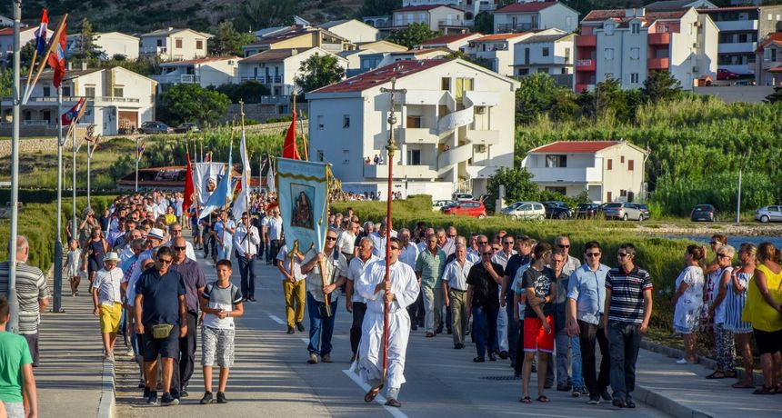 Blagdan Velike Gospe svečanom procesijom proslavljen u Pagu Blagdan Velike Gospe svečanom procesijom proslavljen u Pagu