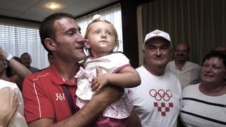Zagreb, 070812. 
Zracna luka Zagreb ( Pleso ).
Povratak Hrvatske streljacke reprezentacije i Giovanni Cernogoraza sa Olimpijskih igara koji je u disciplini gadjanja glinenih golubova ( trap) osvojio zlatnu olimpijsku medalju.
Na slici: Giovanni Cernogoraz