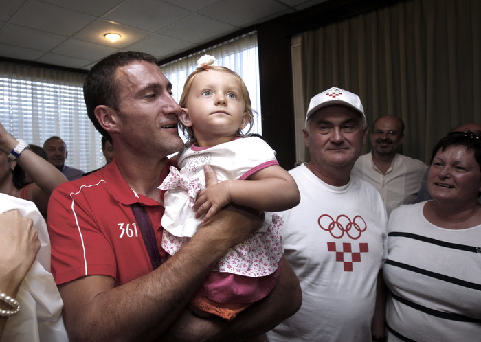 Zagreb, 070812. 
Zracna luka Zagreb ( Pleso ).
Povratak Hrvatske streljacke reprezentacije i Giovanni Cernogoraza sa Olimpijskih igara koji je u disciplini gadjanja glinenih golubova ( trap) osvojio zlatnu olimpijsku medalju.
Na slici: Giovanni Cernogoraz