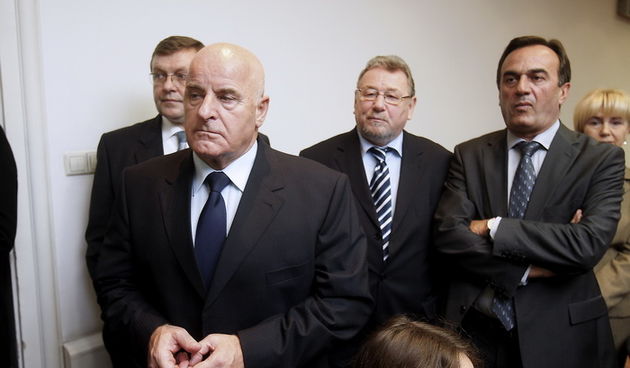 Zagreb, 271011.
Trg Hrvatskih Velikana, sjediste HDZ-a.
Press konferencija HDZ-a u vezi Uskokove prijave. 
Na slici: Ivan Jarnjak, Vladimir Seks i Ante Kulusic.
Foto: Goran Mehkek / CROPIX
