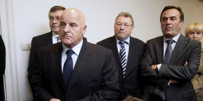 Zagreb, 271011.
Trg Hrvatskih Velikana, sjediste HDZ-a.
Press konferencija HDZ-a u vezi Uskokove prijave. 
Na slici: Ivan Jarnjak, Vladimir Seks i Ante Kulusic.
Foto: Goran Mehkek / CROPIX