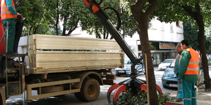 Uređuje se drvored u ulici Stjepana Radića Uređuje se drvored u ulici Stjepana Radića