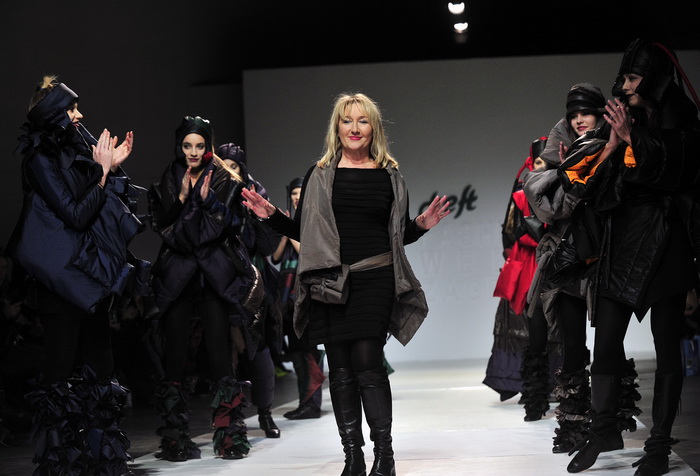 Zagreb, 241111.
Dreft Fashion Week revije pocele su u Hypo centru i prvi dan su svoje modele prezentirali: The Rodnik band, Petra i Maja Spoljar, Mara MiloglavMoretic, Aba Tomicic, Irina Balen Garland, Karim Bonet, Milena Rogulj.
Na slici: Milena Rogulj. Zagreb, 241111.
Dreft Fashion Week revije pocele su u Hypo centru i prvi dan su svoje modele prezentirali: The Rodnik band, Petra i Maja Spoljar, Mara MiloglavMoretic, Aba Tomicic, Irina Balen Garland, Karim Bonet, Milena Rogulj.
Na slici: Milena Rogulj.