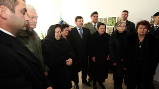 Zadar, 111212.
Policijska uprava zadarska. 
Nakon zahvale generalu Anti Gotovini, Zadrani su danas odali priznanje i ratnom zapovjedniku postrojbi specijalne policije Mladenu Markacu. General Markac najprije je obisao spomen sobu u prostorijama Policijske