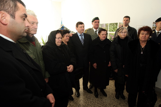 Zadar, 111212.
Policijska uprava zadarska. 
Nakon zahvale generalu Anti Gotovini, Zadrani su danas odali priznanje i ratnom zapovjedniku postrojbi specijalne policije Mladenu Markacu. General Markac najprije je obisao spomen sobu u prostorijama Policijske