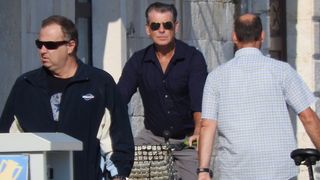 Može li bivši James Bond ‘proći’ kao obični turist? Pierce Brosnan na Visu pokazao još jedan talent