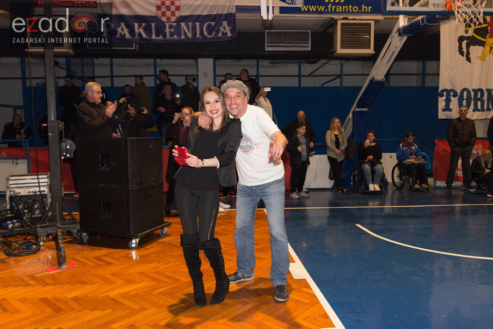 Humanitarno gledanje utakmice Zadar-Cibona (85-84) u Jazinama Humanitarno gledanje utakmice Zadar-Cibona (85-84) u Jazinama