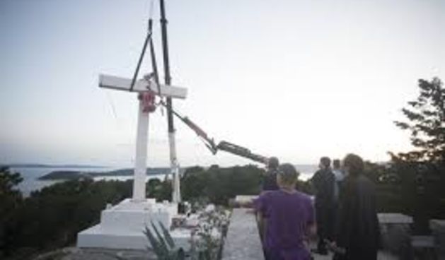 Križ na Marjanu postavljen na postolje!, Foto: Ante Čizmić / CROPIX