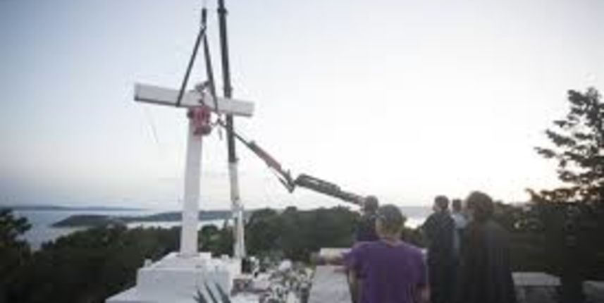 Križ na Marjanu postavljen na postolje!, Foto: Ante Čizmić / CROPIX